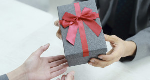 5 bonnes idées pour un cadeau d’entreprise pas cher réussi !