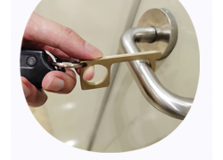 Ouvre-porte sans contact : crochet & poignée, des goodies très utiles pour reprendre une activité en évitant tout risque de contamination !